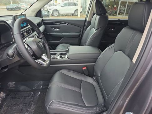 New 2025 Honda Pilot Touring image 9