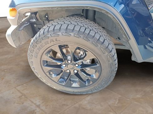 Used 2025 Jeep Gladiator Sport image 24