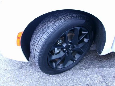 Used 2025 Chrysler Pacifica Limited image 7