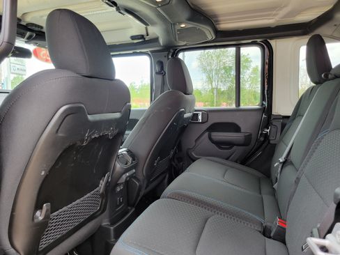 Used 2025 Jeep Wrangler Unlimited Rubicon 4xe w/ Convenience Group AWD/4WD image 22