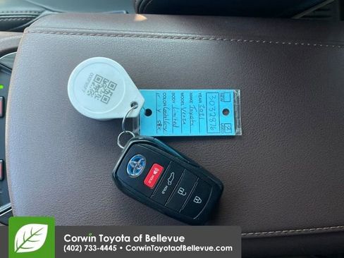 Used 2021 Toyota Venza Limited image 23