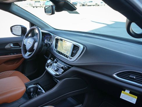 New 2026 Chrysler Pacifica Pinnacle FWD image 23