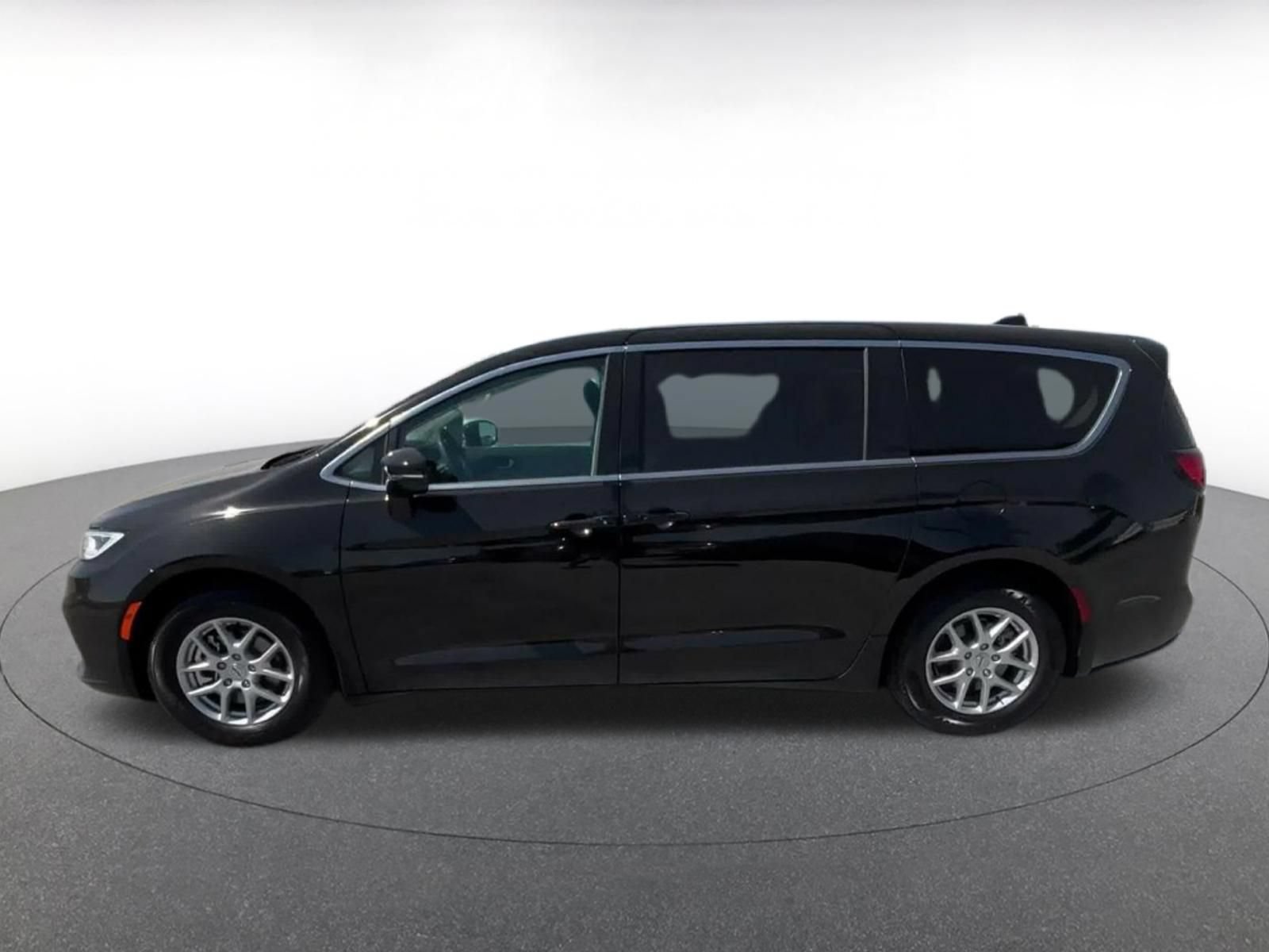 Used 2024 Chrysler Pacifica Touring-L FWD image 8