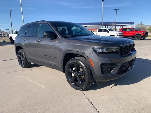 Used 2024 Jeep Grand Cherokee Altitude image 2