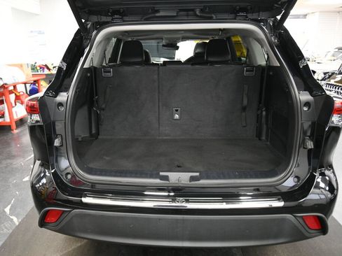 Used 2023 Toyota Highlander XLE AWD/4WD image 25
