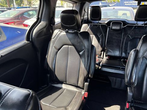 Used 2025 Chrysler Pacifica Select FWD image 41