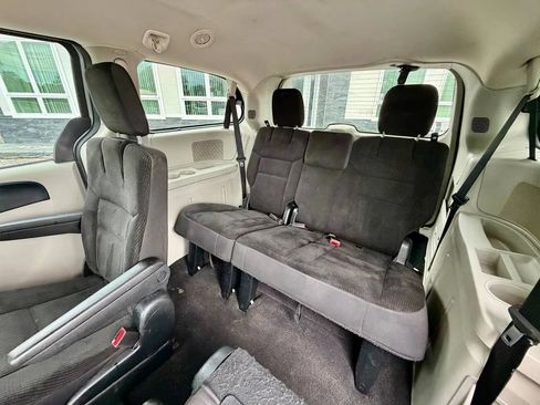 Used 2019 Dodge Grand Caravan SE w/ UConnect Hands-Free Group FWD image 10