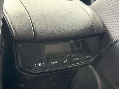 Used 2025 Toyota Highlander LE FWD image 12