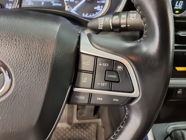 Used 2023 Toyota Highlander XSE FWD image 9