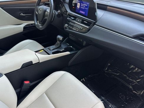 Certified 2025 Lexus ES 300h w/ Premium Package FWD image 33