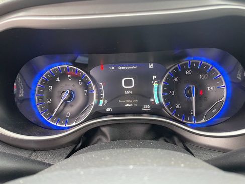 Used 2024 Chrysler Pacifica Touring-L FWD image 18