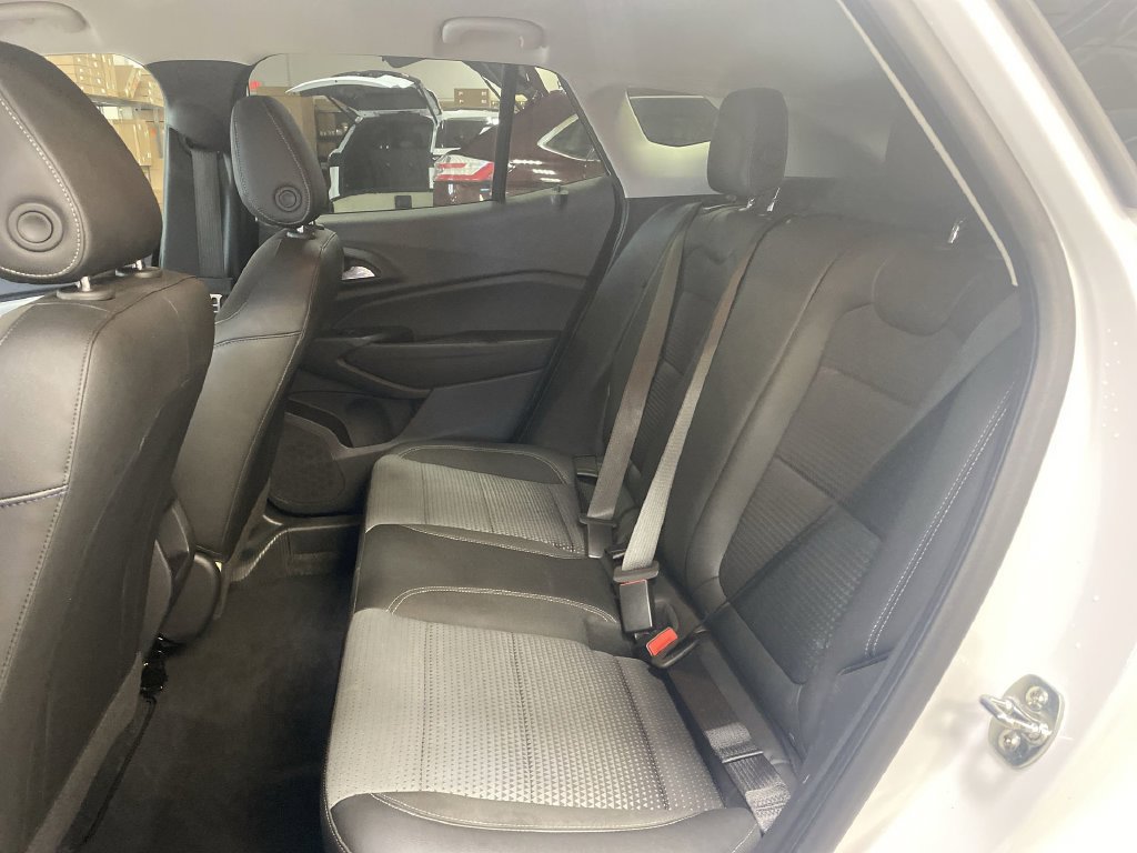 Certified 2025 Chevrolet Trax LT FWD image 33