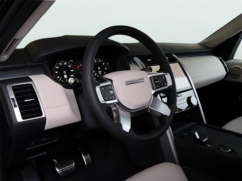 New 2025 Land Rover Discovery Metropolitan Edition image 39