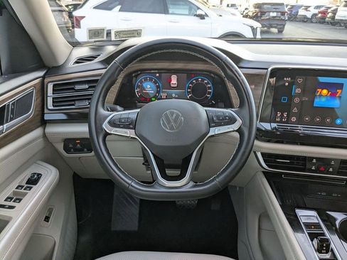 Used 2025 Volkswagen Atlas SE image 15