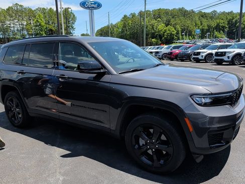 Used 2025 Jeep Grand Cherokee L Altitude AWD/4WD image 3