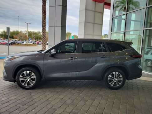 Used 2024 Toyota Highlander XLE image 3