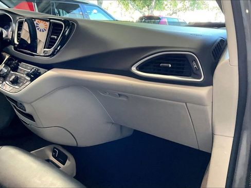 Used 2023 Chrysler Pacifica Touring-L FWD image 24