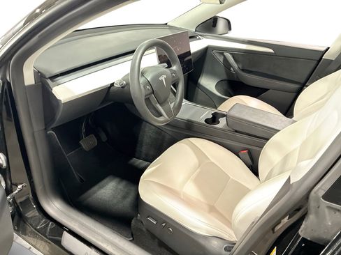 Certified 2023 Tesla Model Y Long Range AWD/4WD image 9
