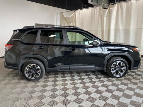 Used 2025 Subaru Forester Premium AWD/4WD image 2