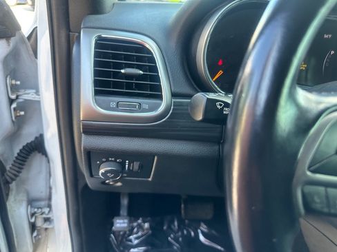 Used 2021 Jeep Grand Cherokee Laredo RWD image 13