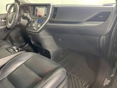 Used 2016 Toyota Sienna SE image 33