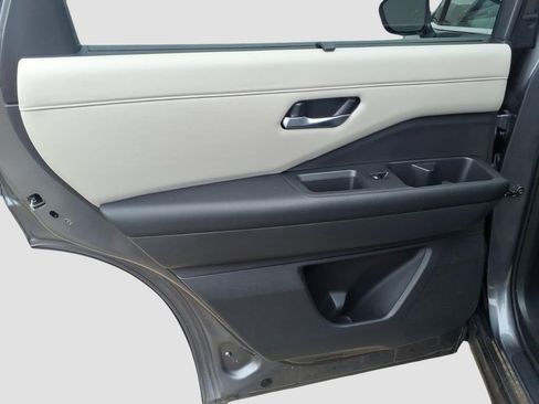 Used 2023 Nissan Pathfinder SL image 18