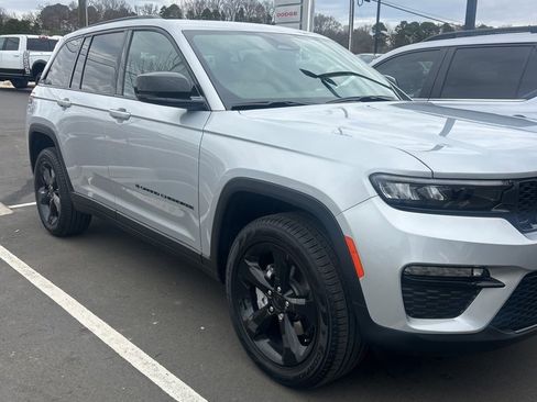 Used 2025 Jeep Grand Cherokee Limited w/ Black Appearance Package image 9