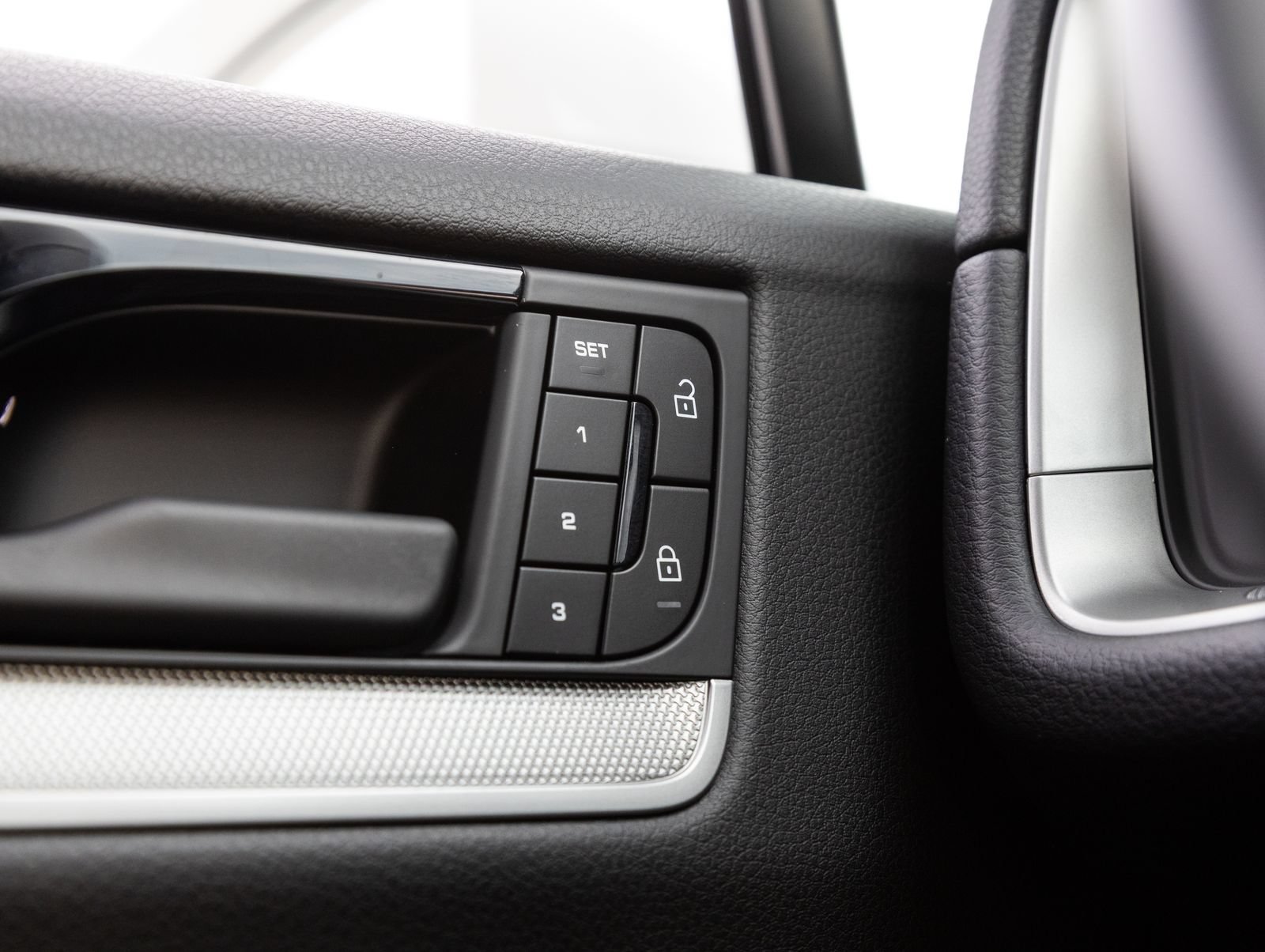Certified 2025 Porsche Cayenne AWD/4WD image 19