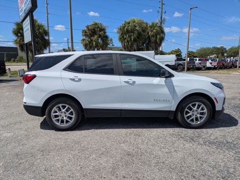 Used 2022 Chevrolet Equinox LS w/ LS Convenience Package FWD image 3