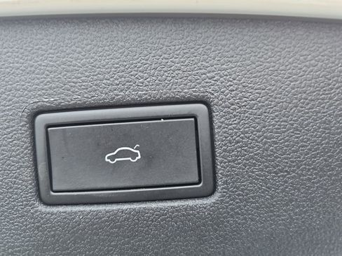 Used 2024 Volkswagen Tiguan SE image 12