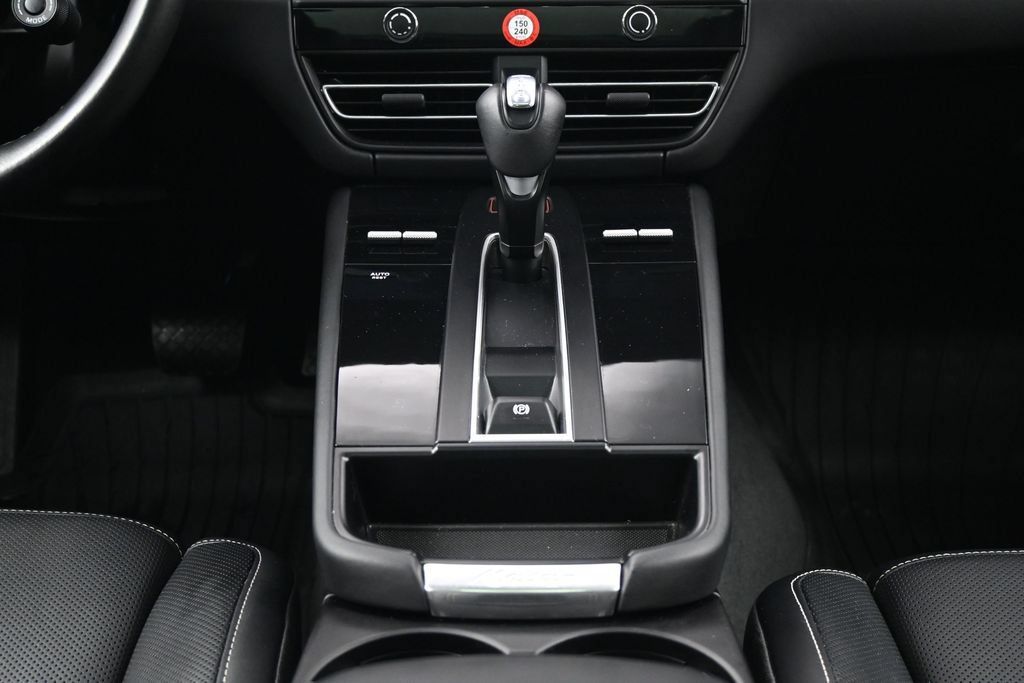Certified 2024 Porsche Macan AWD/4WD image 10