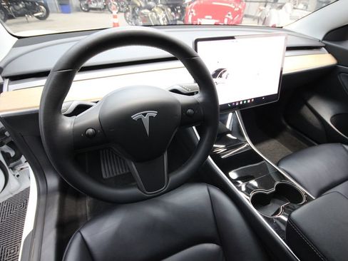 Used 2020 Tesla Model 3 Standard Range Plus RWD image 14