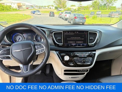 Used 2023 Chrysler Pacifica Touring-L FWD image 14