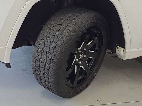 Used 2014 Jeep Grand Cherokee Overland AWD/4WD image 33