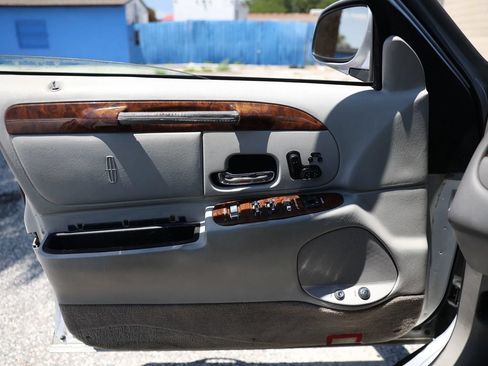 Used 2001 Lincoln Town Car Signature RWD image 34