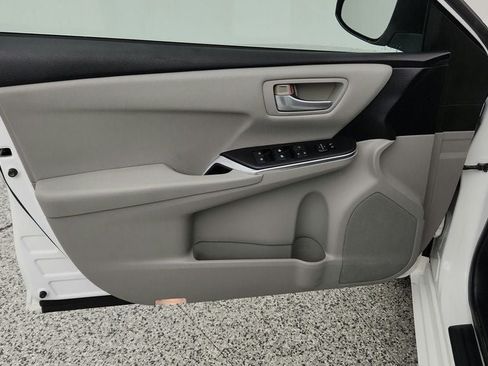 Used 2015 Toyota Camry SE FWD image 10