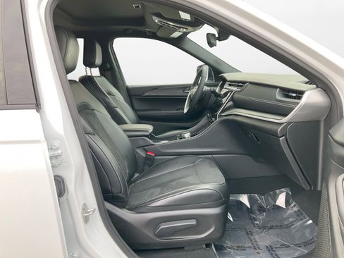 Used 2024 Jeep Grand Cherokee L Altitude image 15