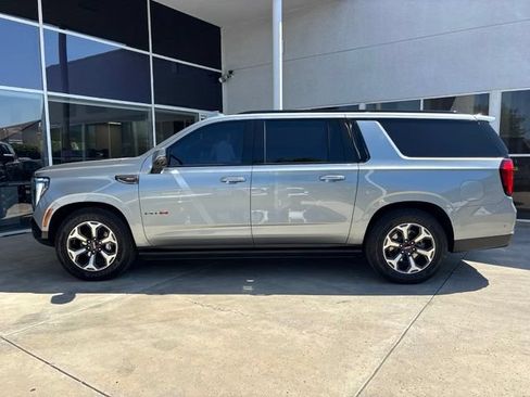 Used 2025 GMC Yukon XL AT4 Ultimate AWD/4WD image 7