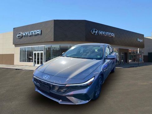 Used 2024 Hyundai Elantra SEL w/ Convenience Package image 4