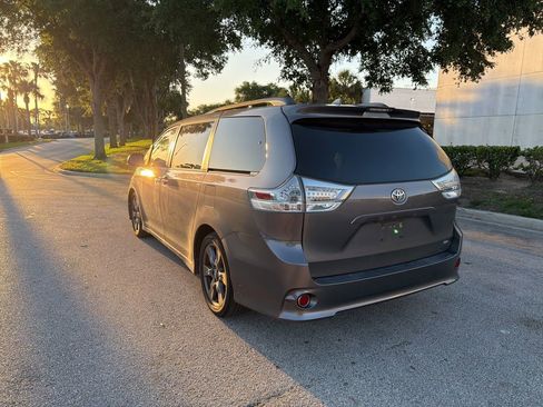 Used 2018 Toyota Sienna SE FWD image 3