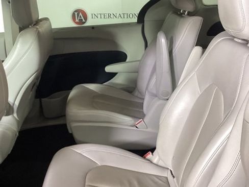 Used 2020 Chrysler Pacifica Touring-L image 10