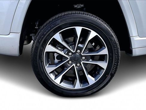 Used 2022 Jeep Grand Cherokee Overland w/ Advanced Protech Group III image 35