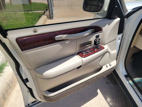 Used 2003 Lincoln Town Car Cartier RWD image 9