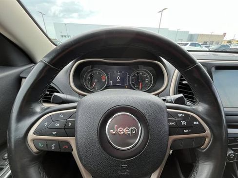 Used 2016 Jeep Cherokee Latitude FWD image 25
