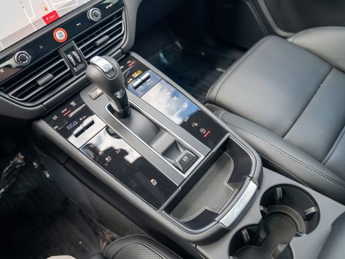 Certified 2026 Porsche Macan AWD/4WD image 20