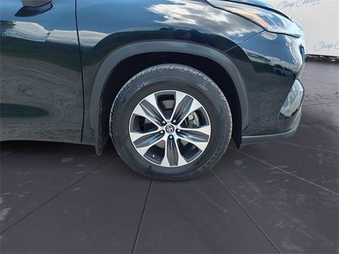Used 2022 Toyota Highlander XLE image 9