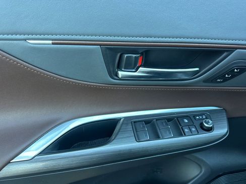 Used 2023 Toyota Venza Limited image 12