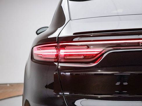 Used 2023 Porsche Cayenne Platinum Edition image 8