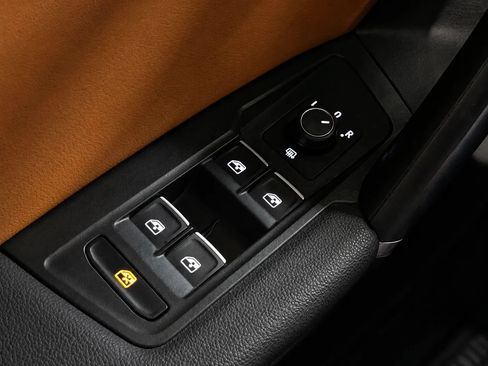 Used 2018 Volkswagen Tiguan SE w/ Panoramic Sunroof Package AWD/4WD image 32