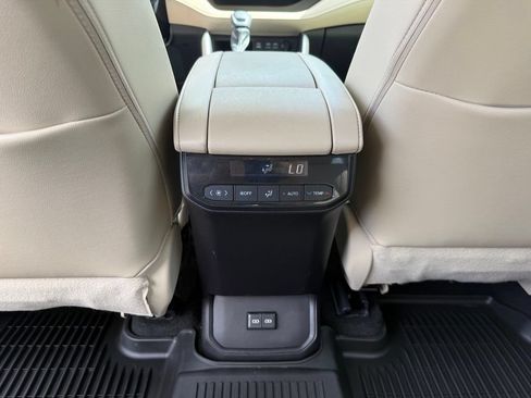 Used 2023 Toyota Highlander XLE FWD image 24